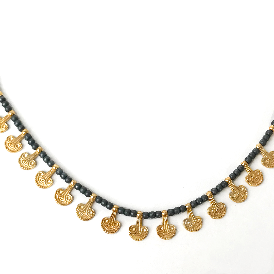 Pullu black gold kolye